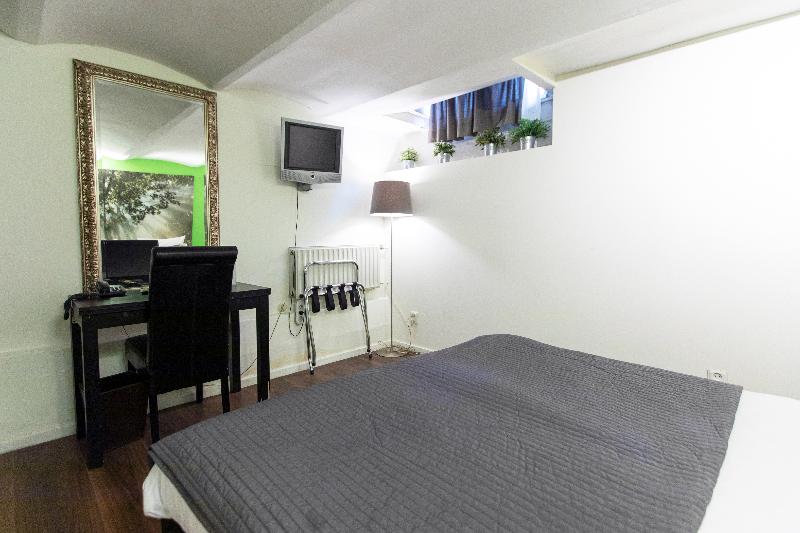 غرفة إقتصادية, Quentin England