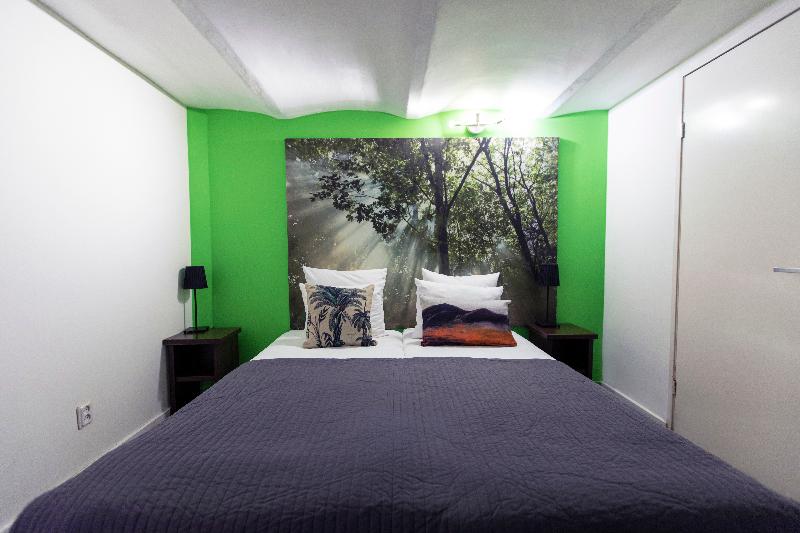 غرفة إقتصادية, Quentin England