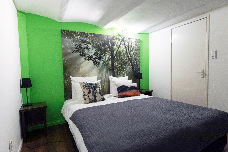 غرفة إقتصادية, Quentin England