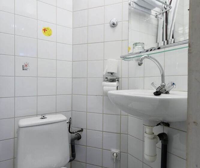 غرفة إقتصادية فردية, Quentin England