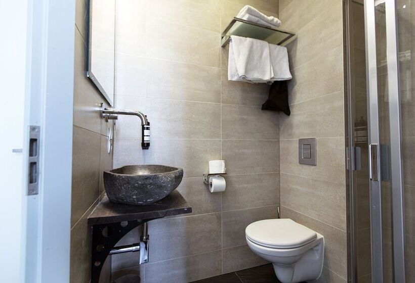 غرفة قياسية, Quentin England