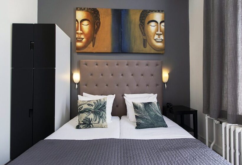 غرفة قياسية, Quentin England