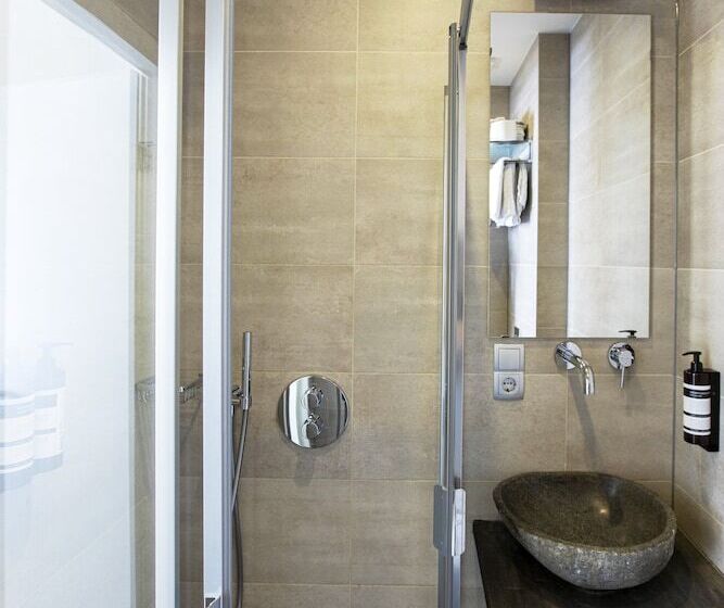 غرفة قياسية ثلاثية, Quentin England