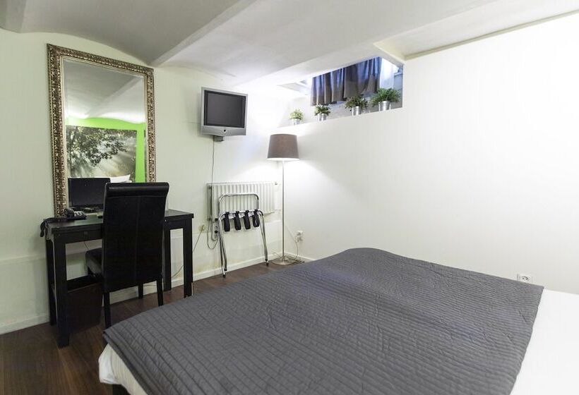 غرفة إقتصادية, Quentin England