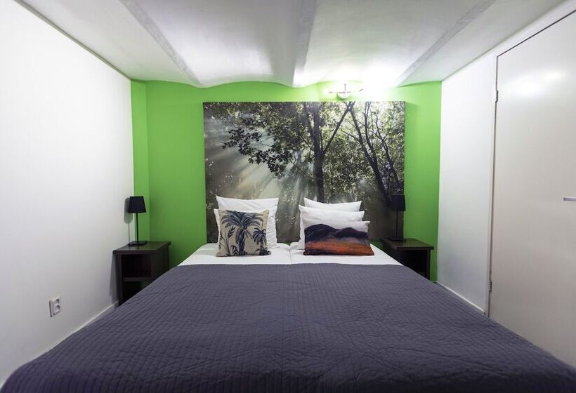 غرفة إقتصادية, Quentin England