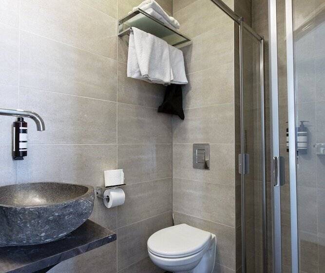 غرفة قياسية رباعية, Quentin England