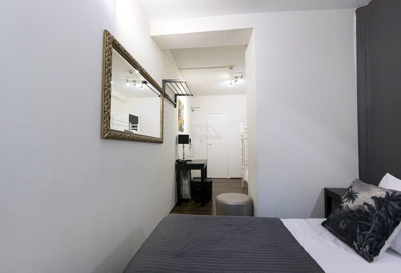 غرفة قياسية رباعية, Quentin England