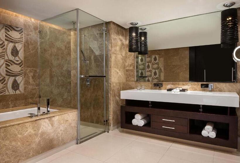 带大床的套房, Sheraton Lagos