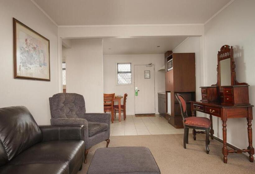 شقة غرفة واحدة, The Surrey