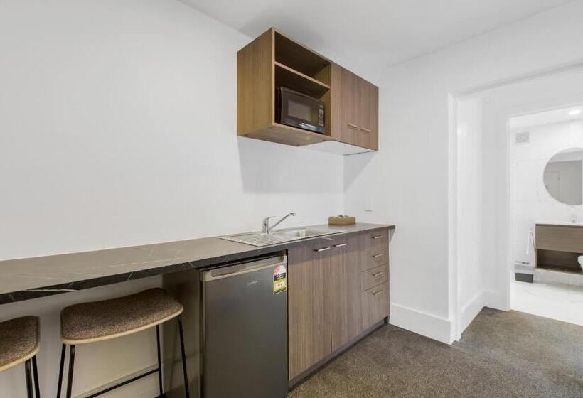 غرفة عائلية, The Surrey