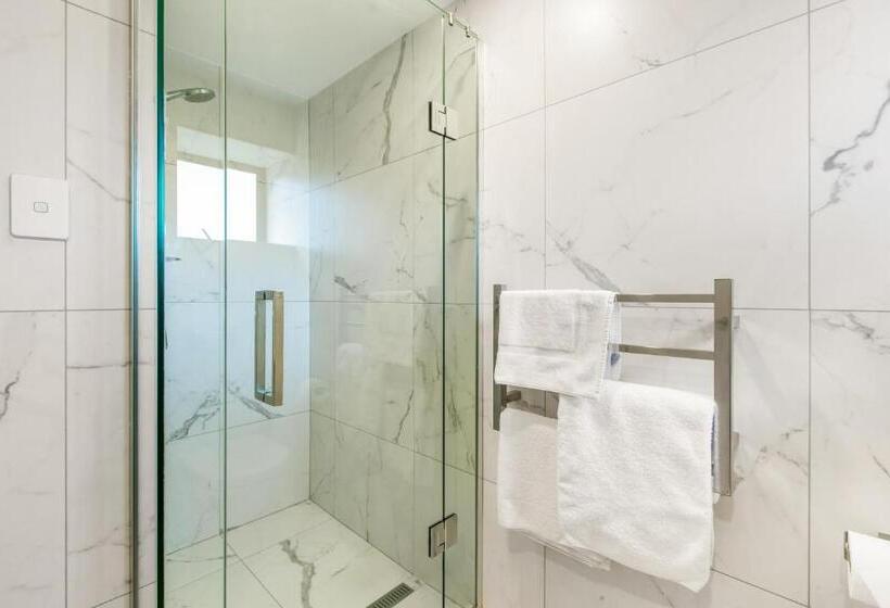 غرفة عائلية, The Surrey