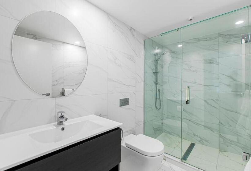 غرفة سوبيريور, The Surrey