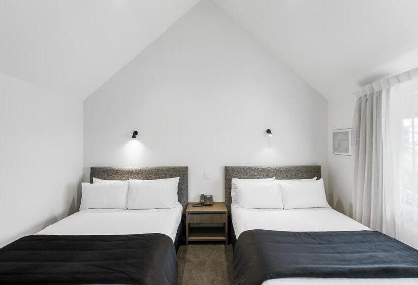 غرفة سوبيريور, The Surrey