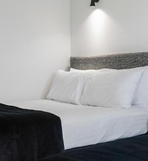 غرفة سوبيريور, The Surrey