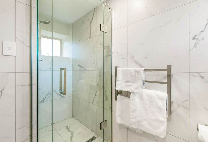 غرفة عائلية, The Surrey