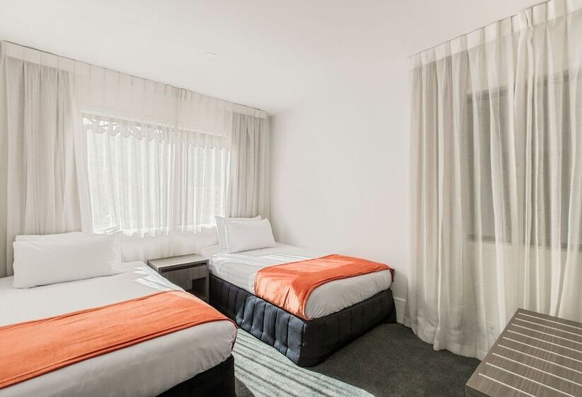 غرفة عائلية, The Surrey