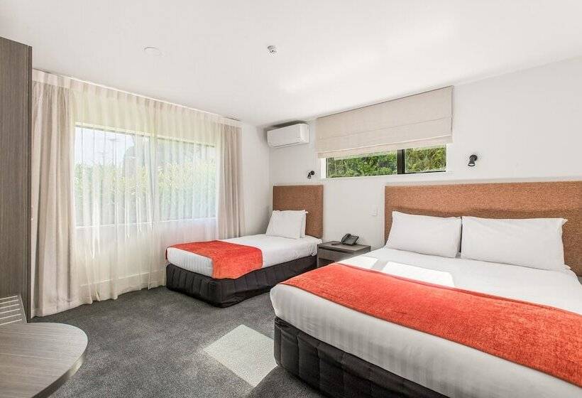 غرفة عائلية, The Surrey