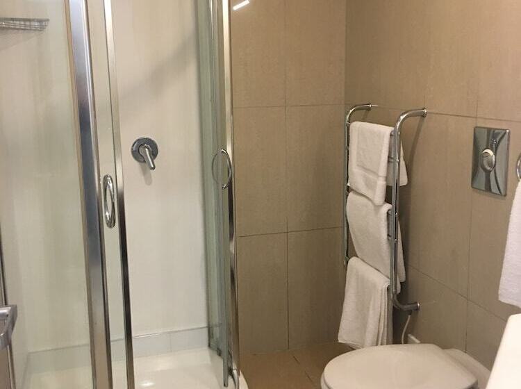 غرفة ديلوكس, The Surrey