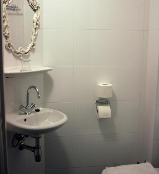 Standard Single Room, Verdi