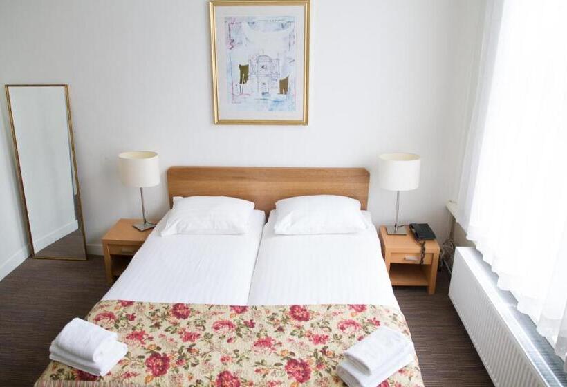 Standard Room, Verdi