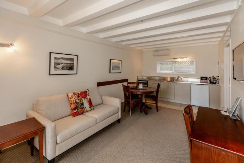 شقة غرفة واحدة, The Parnell Hotel & Conference Centre