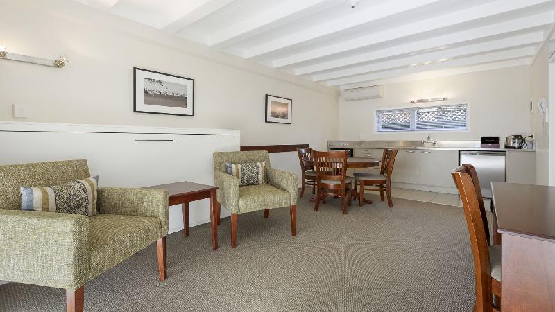 شقة غرفة واحدة, The Parnell Hotel & Conference Centre