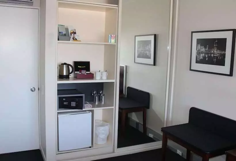 キングサイズベッドのスタンダードルーム, The Parnell Hotel & Conference Centre