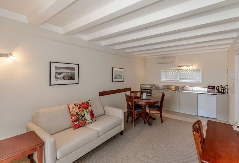 شقة غرفة واحدة, The Parnell Hotel & Conference Centre