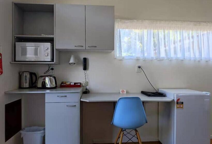 חדר סטודיו סטנדרד, Astral Motel