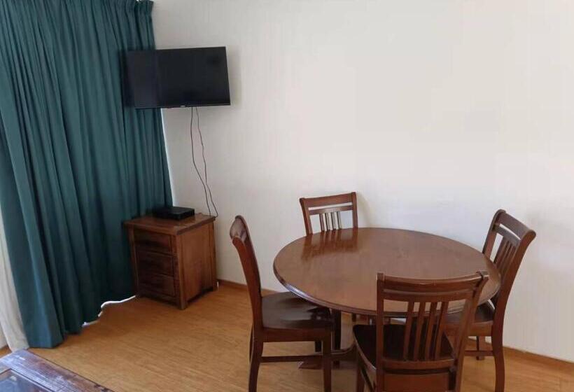 חדר משפחתי, Astral Motel