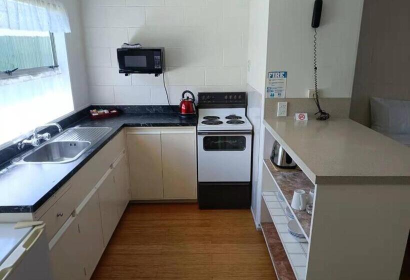 חדר משפחתי, Astral Motel