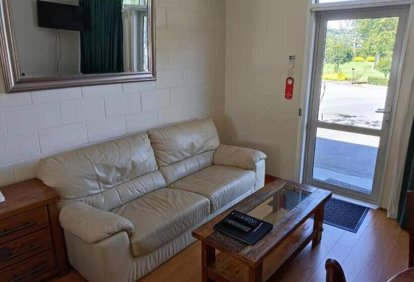 חדר משפחתי, Astral Motel