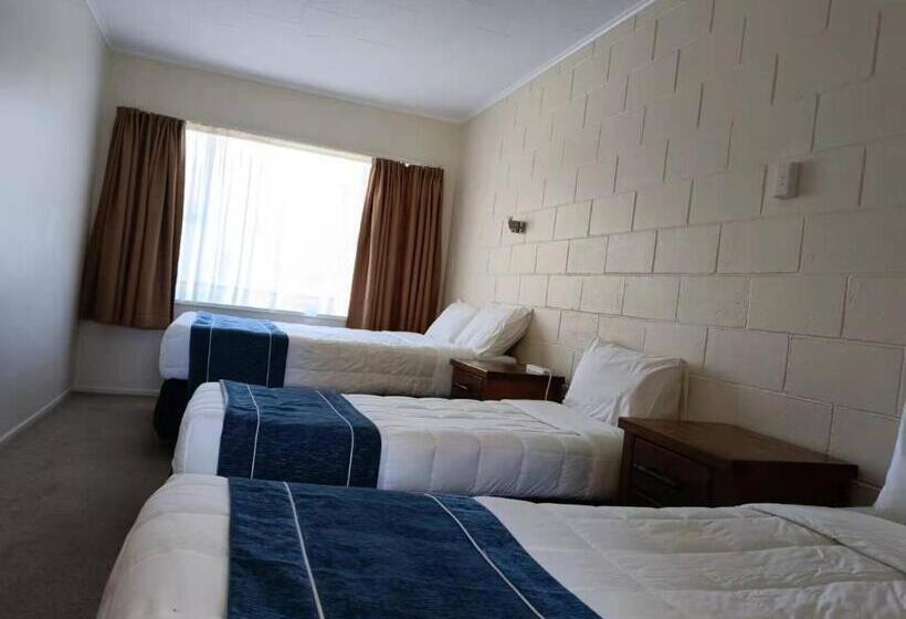 חדר משפחתי, Astral Motel