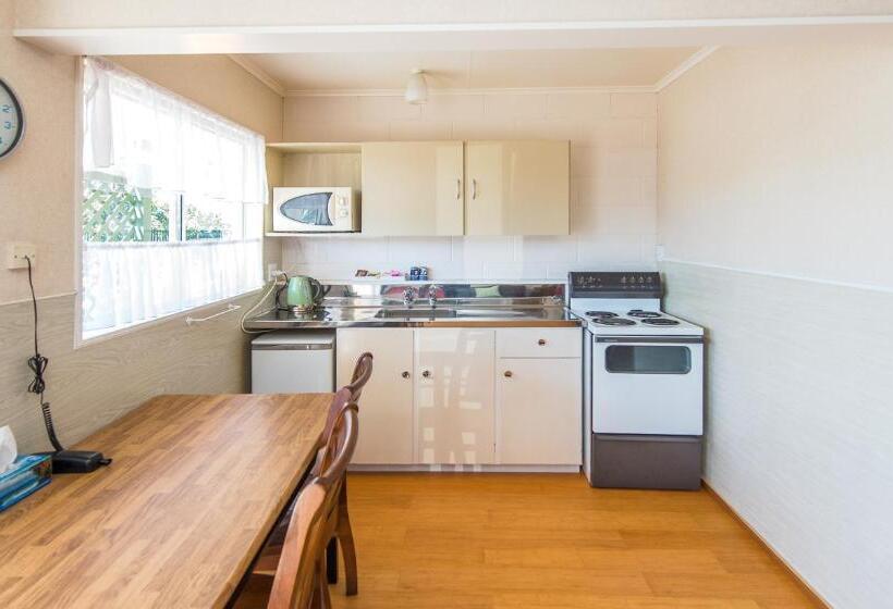 חדר סטודיו סטנדרד, Astral Motel