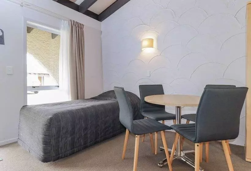 اتاق استاندارد چهار تخته, Aztec Motel