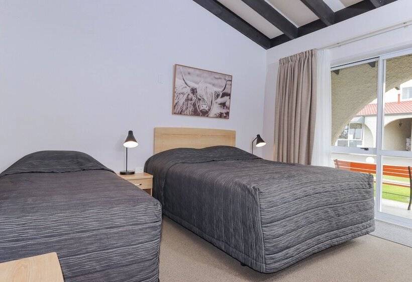 Четырехместный Номер Стандарт, Aztec Motel