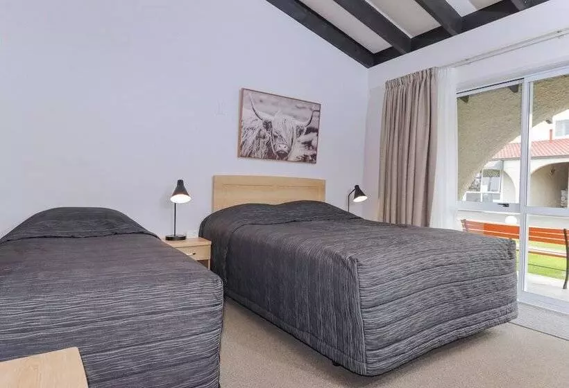 اتاق استاندارد چهار تخته, Aztec Motel