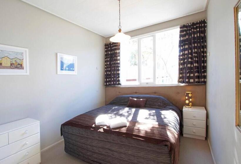 Апартаменты 4 Спальни, George Street Motel Apartments