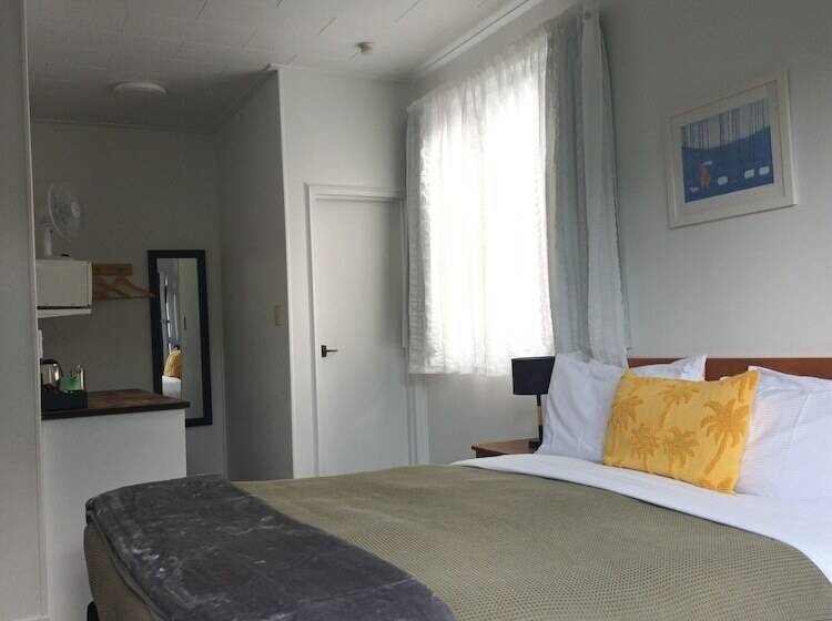 스탠다드 스튜디오, George Street Motel Apartments