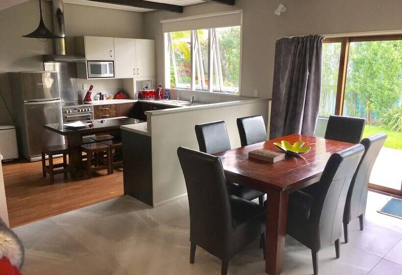 Апартаменты 4 Спальни, George Street Motel Apartments
