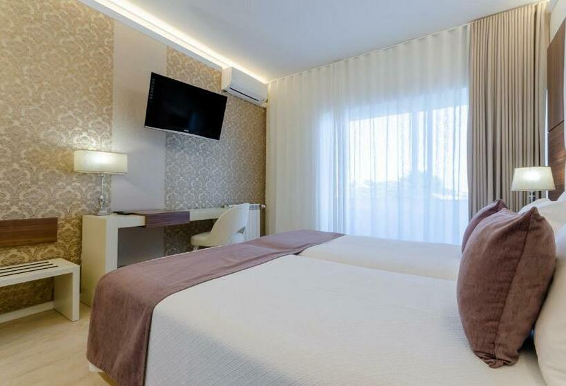 اتاق سوپریور با چشمانداز استخر, Lido