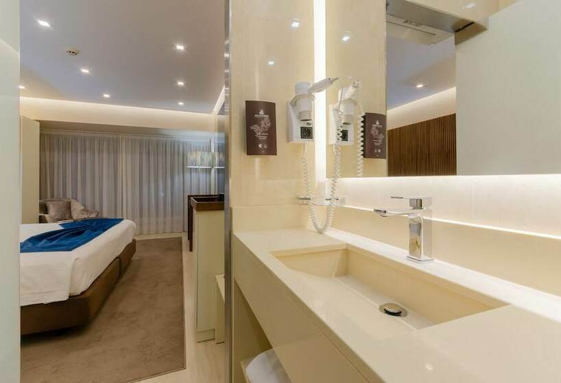 اتاق سوپریور با چشمانداز استخر, Lido