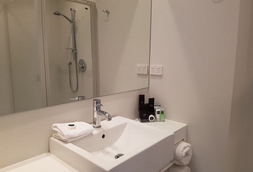 استودیوی استاندارد, The Devon Hotel A Heritage