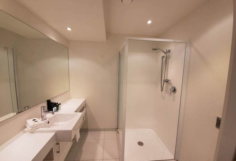 استودیوی استاندارد, The Devon Hotel A Heritage