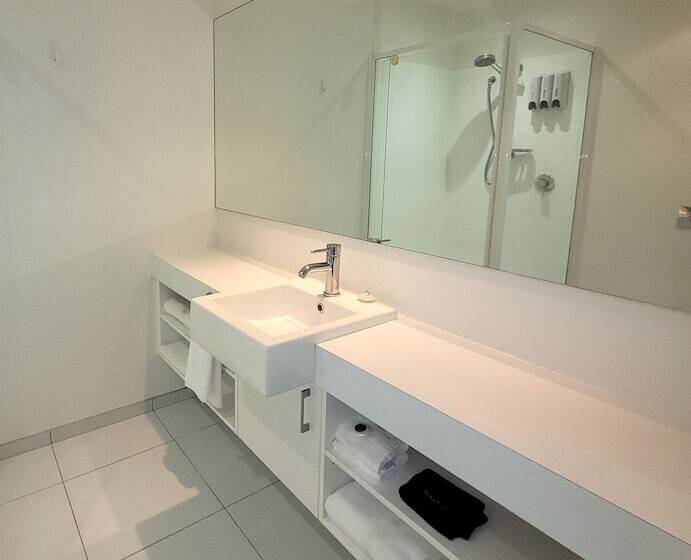 استودیوی استاندارد, The Devon Hotel A Heritage