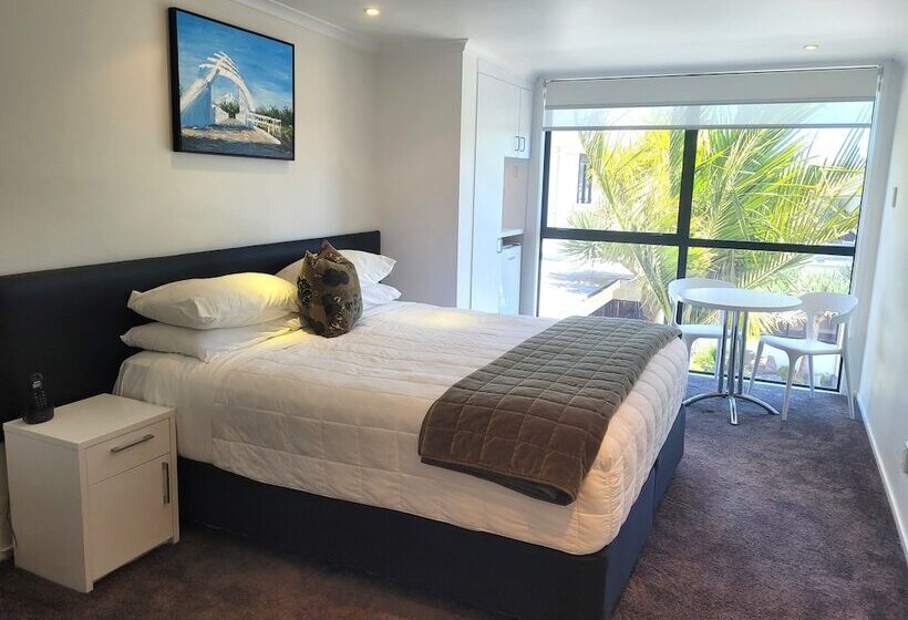 استودیوی استاندارد, The Devon Hotel A Heritage