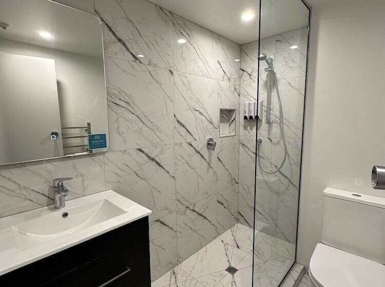 استودیو خانوادگی, The Devon Hotel A Heritage