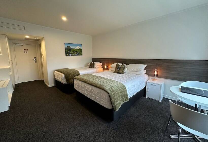 استودیو خانوادگی, The Devon Hotel A Heritage