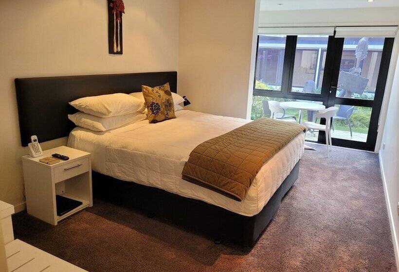 استودیوی استاندارد, The Devon Hotel A Heritage