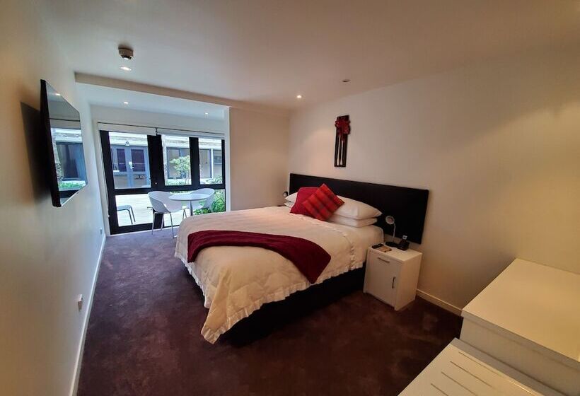 استودیوی استاندارد, The Devon Hotel A Heritage